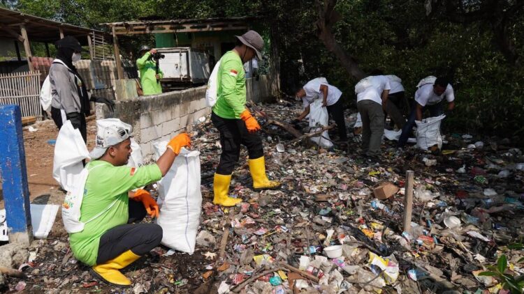 Aksi PLN Group bersih bersih sampah di Hari Lingkungan Hidup. (dok. Humas PLN)