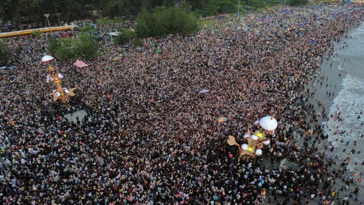 Foto udara puluhan ribu pengunjung menyaksikan tabuik dibuang ke laut di Pariaman, Sumatera Barat, Minggu (21/7/2024). ANTARA FOTO/Iggoy el Fitra