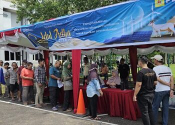 Antusiasme warga Kalimantan Barat saat menukarkan kupon daging kurban dari PT PLN (Persero) di PLN Unit Induk Distribusi Kalimantan Barat pada Sabtu (7/6). (dok. PLN)