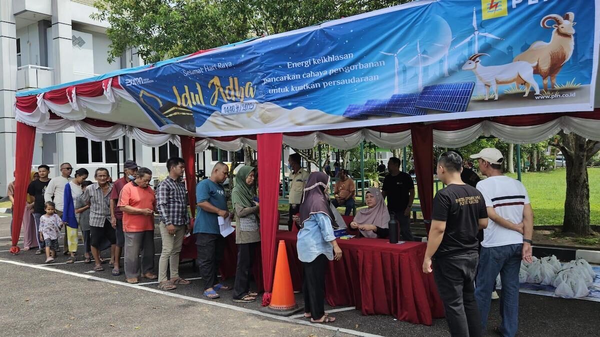Antusiasme warga Kalimantan Barat saat menukarkan kupon daging kurban dari PT PLN (Persero) di PLN Unit Induk Distribusi Kalimantan Barat pada Sabtu (7/6). (dok. PLN)