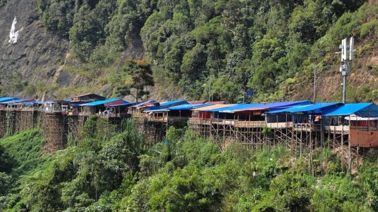 Bangunan liar yang berdiri di sepanjang Kelok 9, Kabupaten Limapuluh Kota. (dok. adpsb)