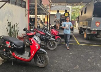 Barang bukti motor yang diamankan dari ASN di Padang Panjang. (dok. Antara)