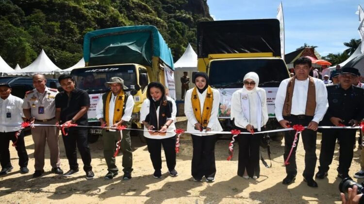 Pelepasan ekspor kopi KUPS Sumbar ke Dubai pada pembukaan Festival dan Expo “Aka Basamo” di Lembah Harau, Sumatra Barat, Sabtu (21/6/2025). (ANTARA/HO-Kemenhut RI)
