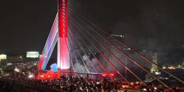 Bobotoh Meninggal usai Jatuh saat Konvoi Juara Persib, Bupati Bandung Barat Turun Takziah 8 Bobotoh Meninggal usai Jatuh saat Konvoi Juara Persib, Bupati Bandung Barat Turun Takziah