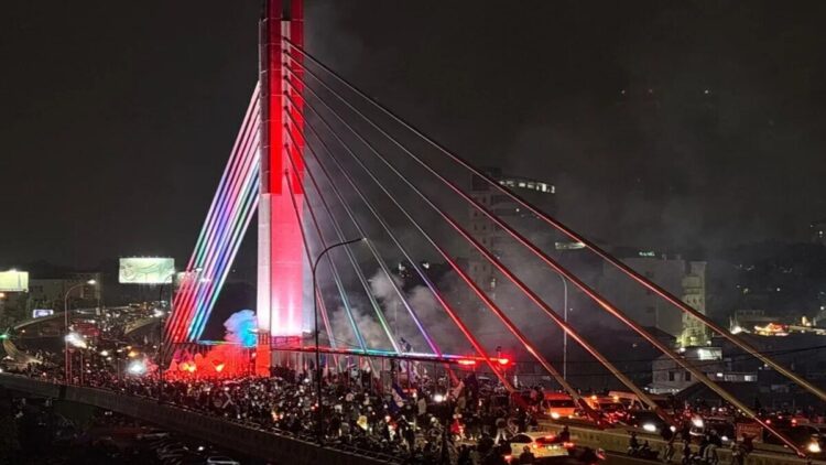 Bobotoh Meninggal usai Jatuh saat Konvoi Juara Persib, Bupati Bandung Barat Turun Takziah 1 Arsip - Ribuan Bobotoh memadati flyover Pasupati saat merayakan Persib Bandung juara Liga1 di Kota Bandung, Jawa Barat, Sabtu (24/5/2025). ANTARA/Rubby Jovan