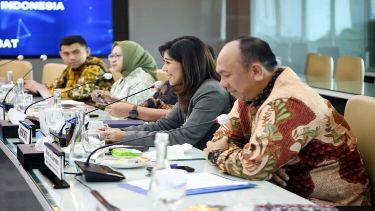 Menteri Komunikasi dan Digital Meutya Hafid saat bertemu dengan para penyelenggara telekomunikasi di Kantor Kementerian Komdigi, Jakarta, Kamis (12/6/2025). (ANTARA/HO-Kementerian Komunikasi dan Digital)