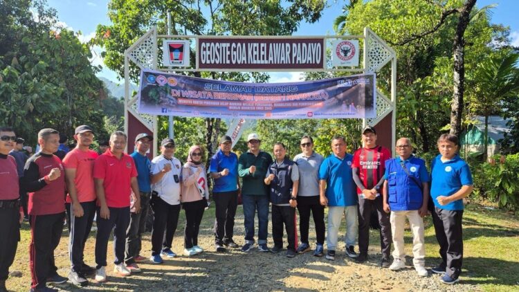 PT Semen Padang dan BNNP Sumbar Canangkan Gua Kelelawar Padayo Sebagai Destinasi Wisata Bersih Narkoba 1 Deklarasi geosite goa kelelawar padayo bebas narkoba. (dok. Humas)