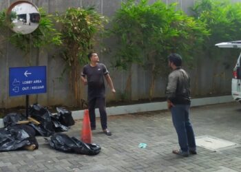 Polisi melakukan olah TKP pada lokasi jatuhnya seorang dokter dari lantai 6 Hotel Santika, Padang. (dok. istimewa)