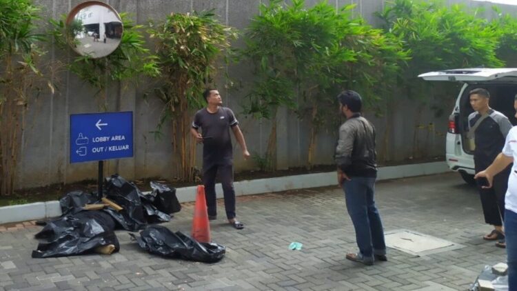 Polisi melakukan olah TKP pada lokasi jatuhnya seorang dokter dari lantai 6 Hotel Santika, Padang. (dok. istimewa)