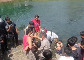 Evakuasi korban tenggelam di sungai Batang Kuranji, tepatnya di samping Kafe Uje BP, Rabu siang. (dok. BPBD Padang)