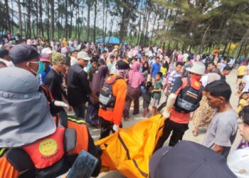 Evakuasi remaja yang hanyut terseret ombak di Pantai Sumedang, Pessel. (dok. Basarnas Padang)