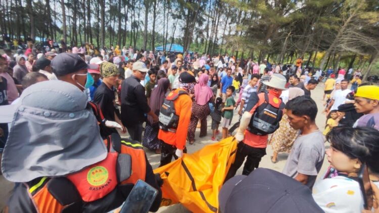 Remaja Hanyut di Pantai Sumedang Pessel Ditemukan Meninggal Dunia 1 Evakuasi remaja yang hanyut terseret ombak di Pantai Sumedang, Pessel. (dok. Basarnas Padang)
