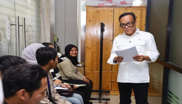 Wamenaker Tegaskan Penahanan Ijazah oleh Perusahaan Melanggar Hukum
