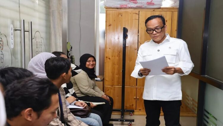 Wamenaker Tegaskan Penahanan Ijazah oleh Perusahaan Melanggar Hukum 1 Wakil Menteri Ketenagakerjaan (Wamenaker) Immanuel Ebenezer Gerungan saat melakukan sidak di salah satu perusahaan yang menahan ijazah pekerja dan/atau mantan pekerjanya di Jakarta pada Selasa (10/6/2025). (ANTARA/HO-Kemnaker RI)