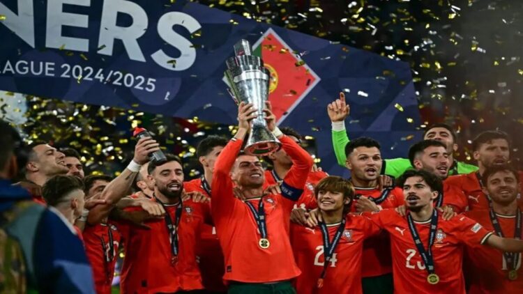 Kapten Timnas Portugal Cristiano Ronaldo (tengah) mengangkat trofi UEFA Nations League setelah menjadi juara dengan mengalahkan Timnas Spanyol di partai final, di Stadion Allianz Arena, Muenchen, Jerman, Minggu (8/6/2025). ANTARA/UEFA.com