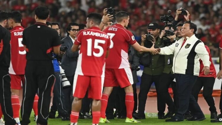 Presiden Prabowo Subianto (kanan) menyalami pemain Timnas Indonesia usai mengalahkan Timnas Bahrain dalam pertandingan Grup C putaran ketiga Kualifikasi Piala Dunia 2026 zona Asia di Stadion Utama Gelora Bung Karno, Senayan, Jakarta, Selasa (25/3/2025). ANTARA FOTO/Muhammad Adimaja/sgd/Spt.