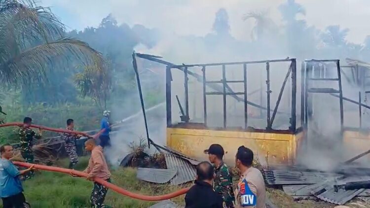 Rumah Anggota DPRD Mentawai di Dusun Havea Sikakap Terbakar 1 Kebakaran rumah anggota DPRD Mentawai. (dok. istimewa)