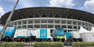 PLN Sukses Hadirkan Listrik Andal di Laga Krusial Timnas Indonesia Lawan China 8 Dalam menjaga keandalan listrik saat gelaran Kualifikasi Piala Dunia 2026 Zona Asia yang mempertemukan antara Indonesia melawan China pada Kamis, (5/6) di Stadion Utama Gelora Bung Karno, PLN menyiagakan 6 unit Uninterruptible Power Supply _(UPS) dengan total kapasitas 1.860 kVA, 4 unit Gardu Bergerak dengan daya total 2.230 kVA, serta 2 unit _Power Generator berkapasitas 850 kVA. (dok. PLN)