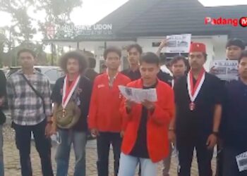 Mahasiswa dari GMNI Padang berdemo di depan rumah singgah Bung Karno yang kini menjadi Marugame Udon. (dok. tangkapan layar dari Padang TV)