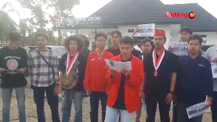 Mahasiswa dari GMNI Padang berdemo di depan rumah singgah Bung Karno yang kini menjadi Marugame Udon. (dok. tangkapan layar dari Padang TV)