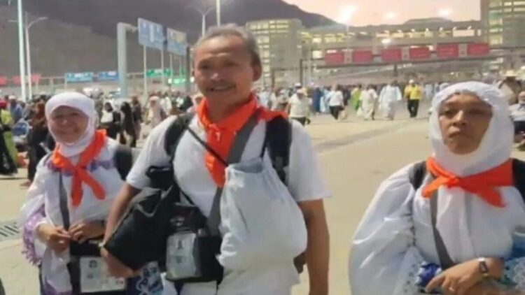 Jamaah Puji Pelayanan Haji 2025: “Melelahkan Tapi Membahagiakan” 1 Peziarah haji asal embarkasi Solo, Ismail, berjalan usai menyelesaikan rangkaian puncak ibadah haji di Makkah, Minggu. (ANTARA/HO-MCH 2025)