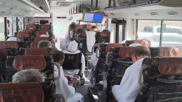 Jamaah berada di bus Safari Wukuf Khusus Lansia (ANTARA/HO-MCH 2025)