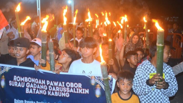 Meriahkan Tahun Baru Islam, Wako Fadly Amran Lepas Pawai Obor di Koto Tangah 1 pawai obor meriahkan tahun baru islam di Padang