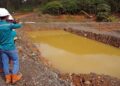Pegawai PT Gag Nikel menunjukan kolam penampungan air tambang di Pulau Gag Distrik Waigeo Barat Kepulauan Kabupaten Raja Ampat, Papua Barat Daya, Minggu (8/6/2025). (dok. Antara)