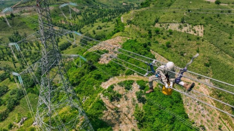 TOP! PLN Kembali Pertahankan Posisi Puncak Sektor Utilitas Fortune Southeast Asia 500 1 pekerja PLN sedang lakukan perawatan jaringan