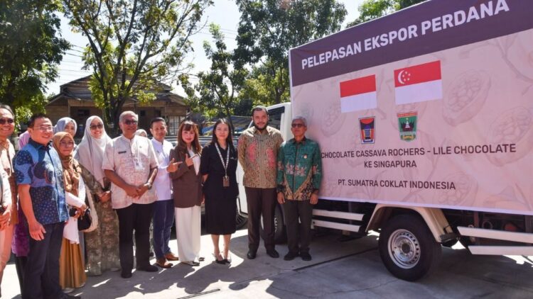 Wako Fadly Amran Lepas Ekspor Perdana Produk Coklat dari Padang ke Singapura 1 pelepasan ekspor perdana produk coklat di padang
