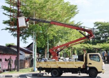 Penertiban baliho oleh Pemko Pariaman. (dok. istimewa)