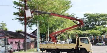 Pemko Pariaman akan Tertibkan 157 Baliho yang Tidak Mengurus Izin 8 Penertiban baliho oleh Pemko Pariaman. (dok. istimewa)