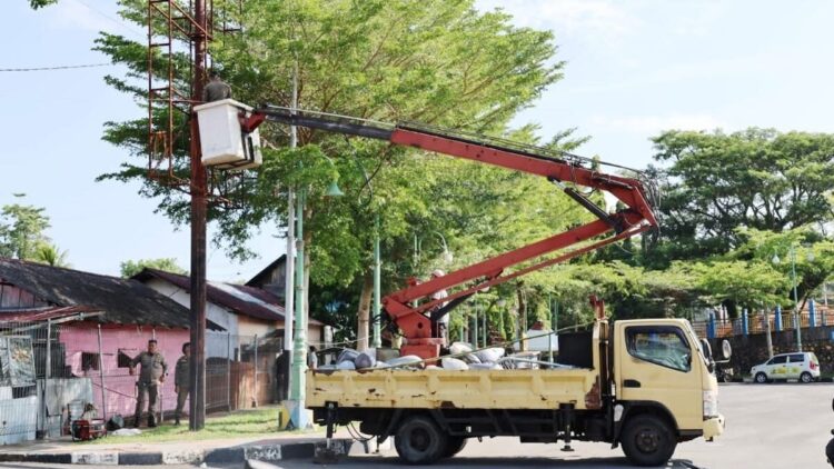 Penertiban baliho oleh Pemko Pariaman. (dok. istimewa)