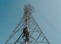 Petugas PLN ketika melakukan pengecekan pada tower transmisi demi menjaga keandalan listrik di Desa Tengatiba, Kec. Aesesa Selatan, Kab. Nagekeo, Nusa Tenggara Timur. (dok. Humas PLN)