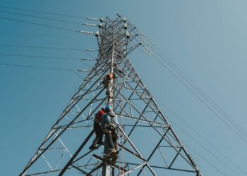Petugas PLN ketika melakukan pengecekan pada tower transmisi demi menjaga keandalan listrik di Desa Tengatiba, Kec. Aesesa Selatan, Kab. Nagekeo, Nusa Tenggara Timur. (dok. Humas PLN)