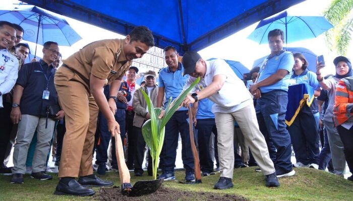 Hari Lingkungan Hidup Sedunia, PLN UID Sumbar Kolaborasi Bersama TNI AU dan Forum BUMN Laksanakan Penghijauan di Lanud Tabing