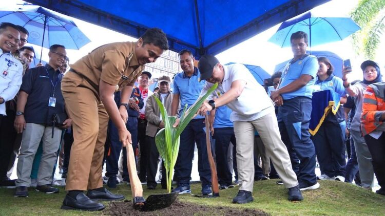 Hari Lingkungan Hidup Sedunia, PLN UID Sumbar Kolaborasi Bersama TNI AU dan Forum BUMN Laksanakan Penghijauan di Lanud Tabing 1 Penghijauan Lanud Sutan Syahrir kerjasama PLN bersama BUMN Bersama dan TNI AU serta Pemprov Sumbar. (dok. Humas PLN)