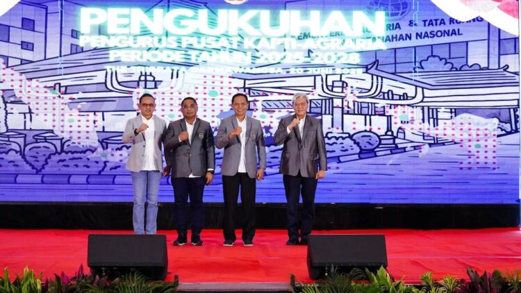 Sekjen Kementerian ATR/BPN Dikukuhkan sebagai Alumni Kehormatan KAPTI-Agraria 1 Pengukuhan pengurus pusat KAPTI-Agraria periode tahun 2025-2028. (dok. ATR/BPN)