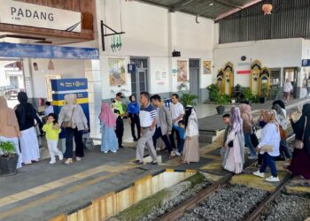 Penumpang kereta api di Stasiun Padang. (dok. Humas KAI)