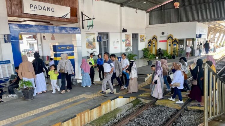 KAI Sumbar Berangkatkan 30 Ribu Lebih Penumpang Selama Libur Kenaikan Isa Al-Masih 1 Penumpang kereta api di Stasiun Padang. (dok. Humas KAI)
