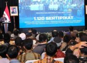 Pemerintah Serahkan 1.120 Sertifikat Tanah untuk Transmigran di Sukabumi, Wamen Ossy: Ini Pengakuan Negara