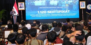 Pemerintah Serahkan 1.120 Sertifikat Tanah untuk Transmigran di Sukabumi, Wamen Ossy: Ini Pengakuan Negara 8 Penyerahan 1.120 sertifikat untuk transmigran di Jawa Barat. (dok. ATR/BPN)