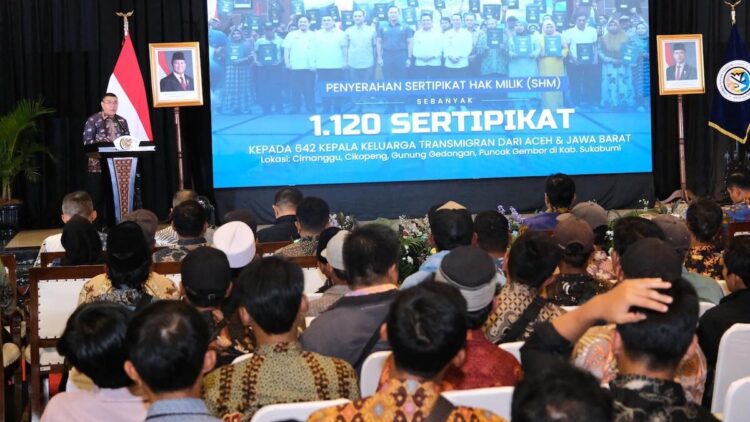 Pemerintah Serahkan 1.120 Sertifikat Tanah untuk Transmigran di Sukabumi, Wamen Ossy: Ini Pengakuan Negara 1 Penyerahan 1.120 sertifikat untuk transmigran di Jawa Barat. (dok. ATR/BPN)
