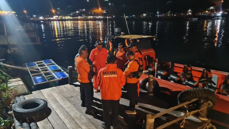 Satu Pemancing Tewas Terbawa Arus di Perairan Pulau Penyu, Satu Selamat 1 Persiapan tim Basarnas Padang evakuasi pemancing di Pessel. (dok. Basarnas Padang)