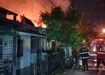 Personil Damkar Padang berjibaku padamkan api di Komplek Cendana Mata Air. (dok. Damkar Padang)