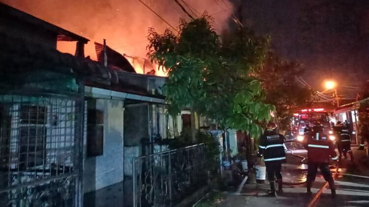 Api Lalap Dua Rumah di Mata Air Padang, Pemilik Rugi Setengah Miliar Rupiah 1 Personil Damkar Padang berjibaku padamkan api di Komplek Cendana Mata Air. (dok. Damkar Padang)