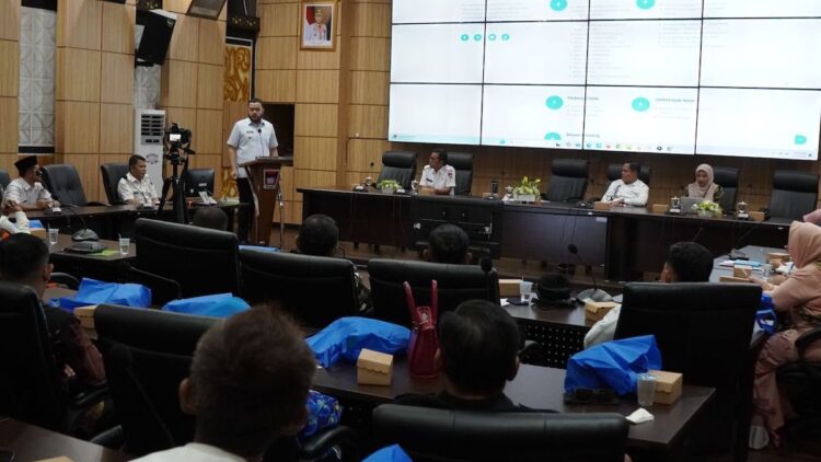 Pertemuan dengan Ormas, Wako Fadly Amran Tekankan Pentingnya Sinergi untuk Membangun Padang 1 Pertemuan Wako Fadly Amran dengan ormas dan LSM se-Kota Padang. (dok. Prokopim)