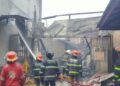Ledakan Sepeda Listrik Picu Kebakaran Ruko di Marapalam Padang 3 Petugas Damkar Kota Padang padamkan berupaya memadamkan api dari kebakaran di daerah Kubu Marapalam, Kota Padang. (dok. Istimewa)