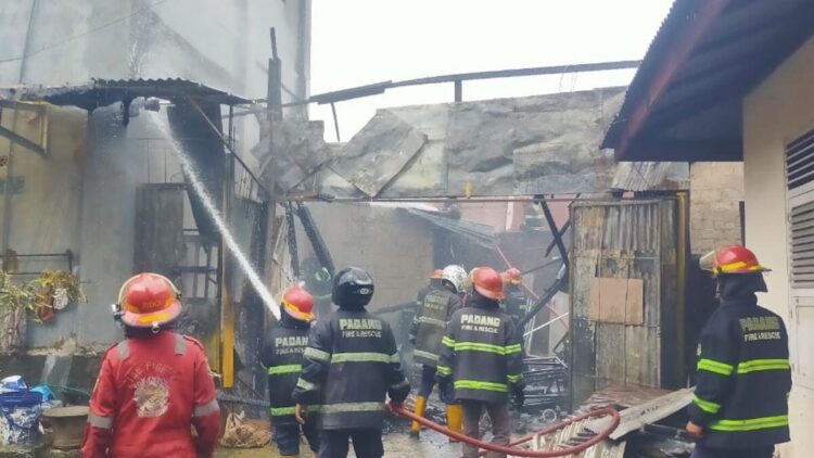 Ledakan Sepeda Listrik Picu Kebakaran Ruko di Marapalam Padang 1 Petugas Damkar Kota Padang padamkan berupaya memadamkan api dari kebakaran di daerah Kubu Marapalam, Kota Padang. (dok. Istimewa)