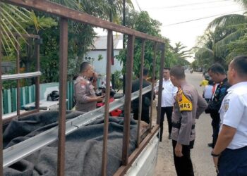 Petugas KAI Sumbar gandeng polisi untuk mengamankan barang bukti rel yang dicuri. (dok. Humas)